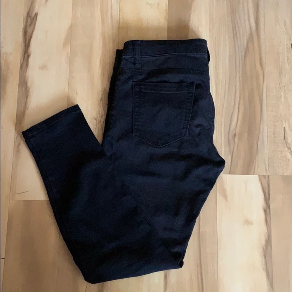Low-rise skinny black jeans with rips